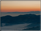 foto Colline nella nebbia al Tramonto